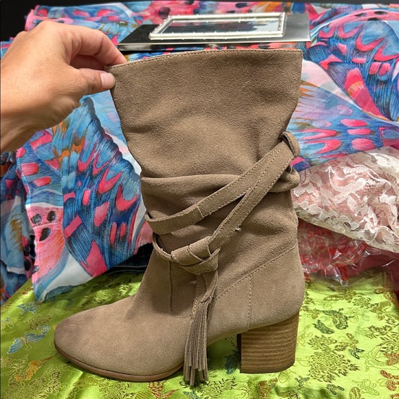 Women's 6.5 Tahari Suede Boots in Taupe - Picture 1 of 8